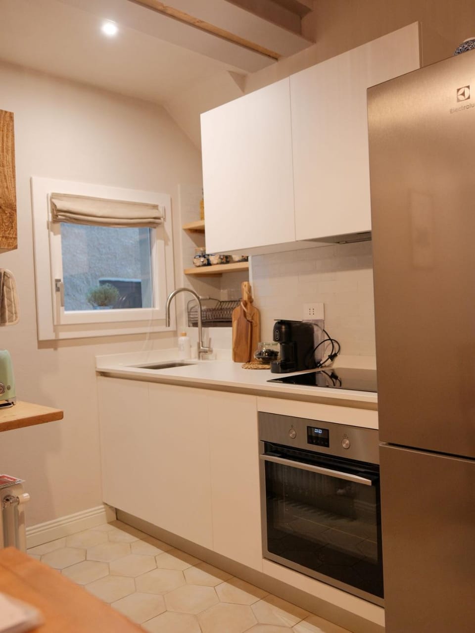 Coffee/tea facilities, Kitchen or kitchenette, dishwasher, oven, stove, toaster
