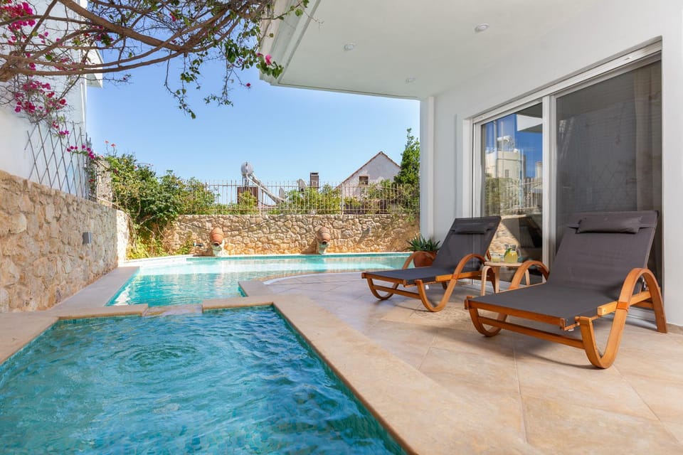 Swimming pool, sunbed