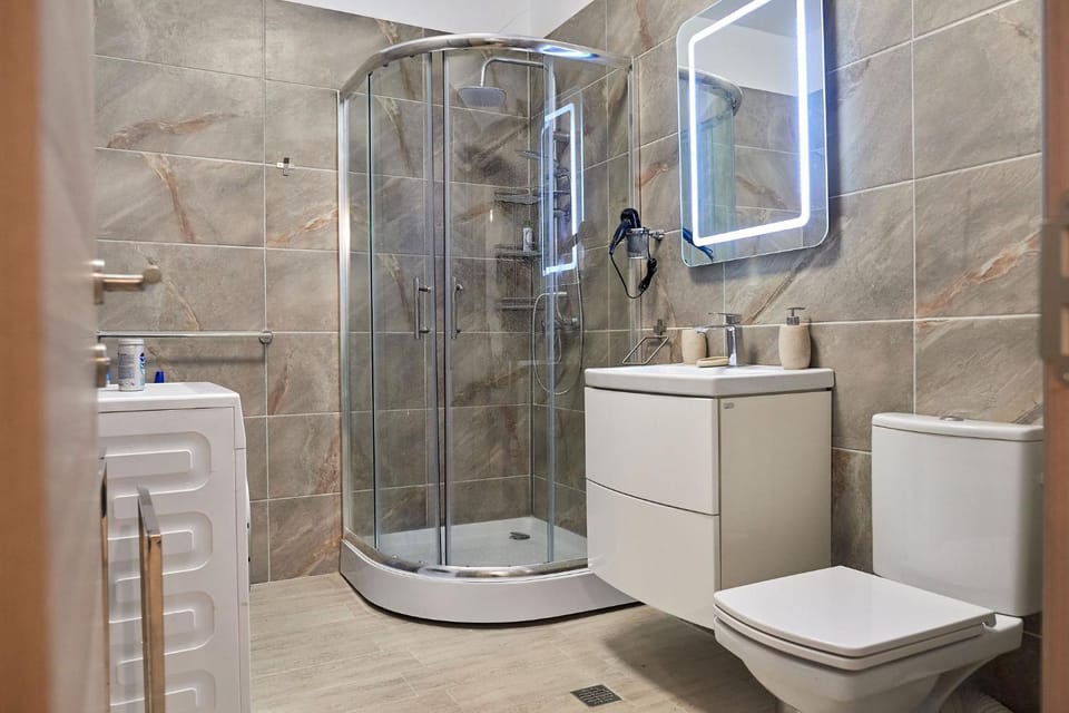 Shower, Toilet, Bathroom, towels