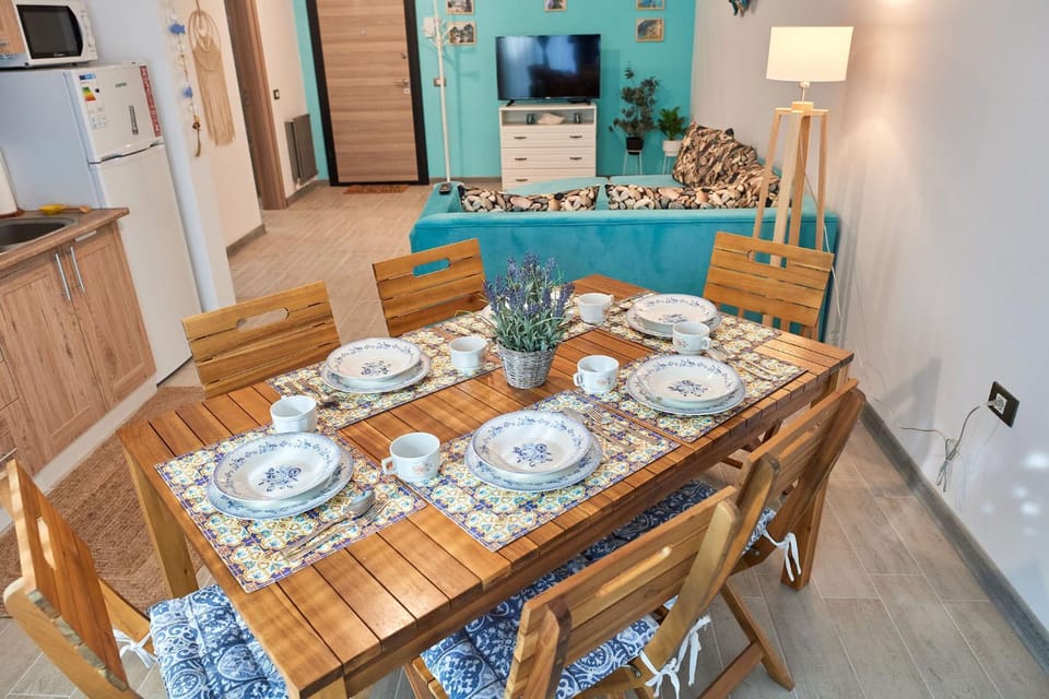 TV and multimedia, Kitchen or kitchenette, Living room, Seating area, Dining area