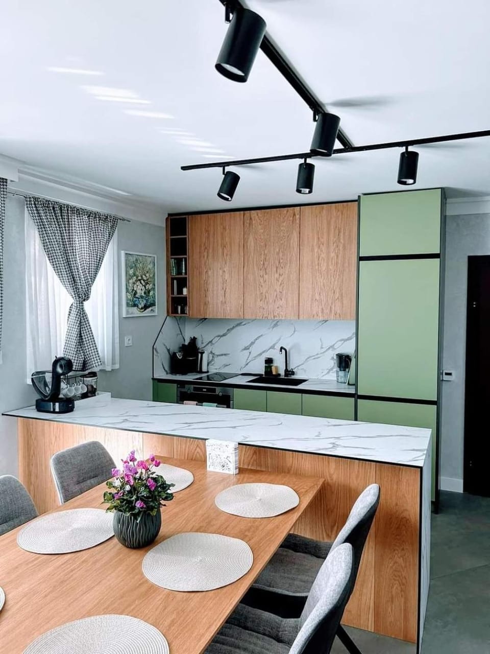 Kitchen or kitchenette, Dining area