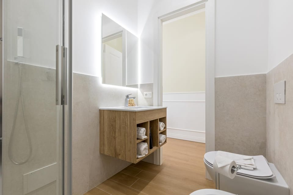 Shower, Toilet, Bathroom, towels