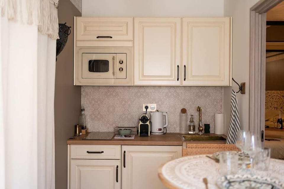 Coffee/tea facilities, Kitchen or kitchenette, oven, stove