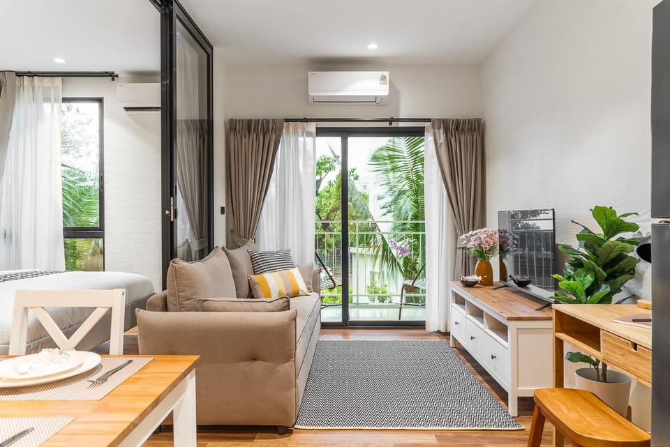 TV and multimedia, Living room, Seating area, air conditioner