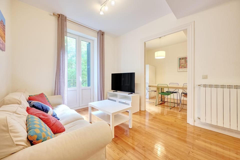 TV and multimedia, Living room, Seating area, Evening entertainment, internet