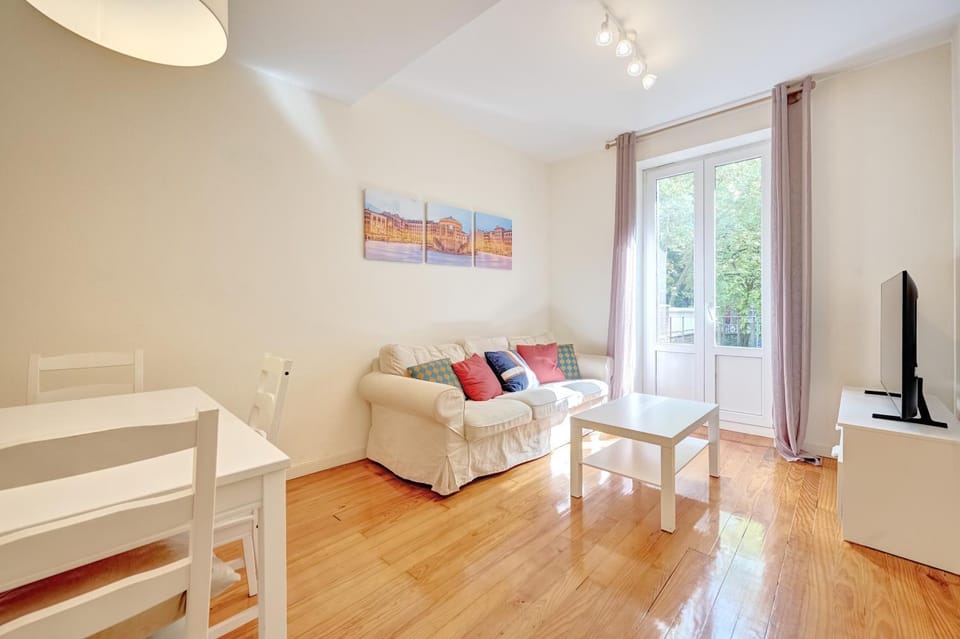 TV and multimedia, Living room, Seating area, Dining area