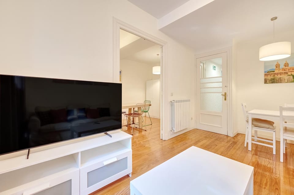 TV and multimedia, Living room, Seating area, Dining area