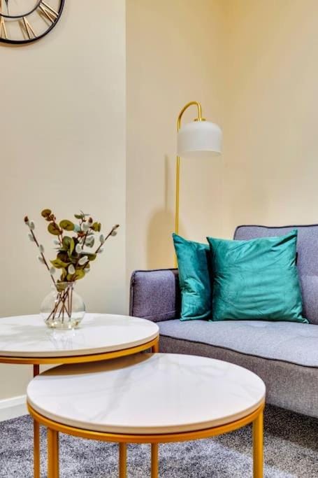 Spacious London Home- 15 minutes to Paddington Apartment in Hayes