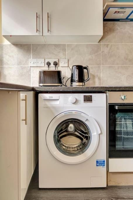 Spacious London Home- 15 minutes to Paddington Apartment in Hayes