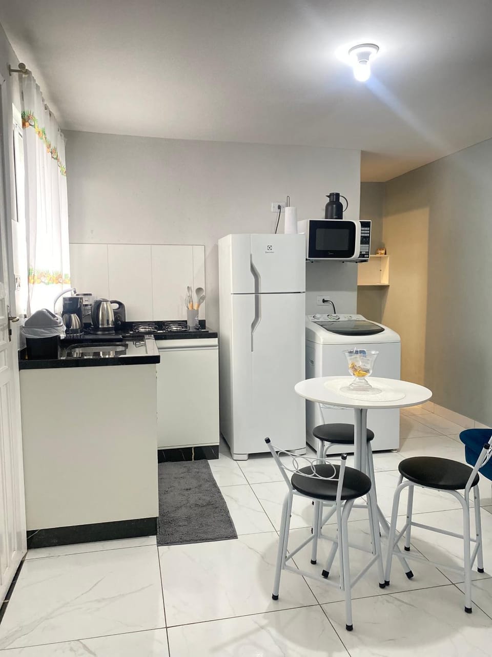 Kitchen or kitchenette, Dining area, microwave, stove, kitchen