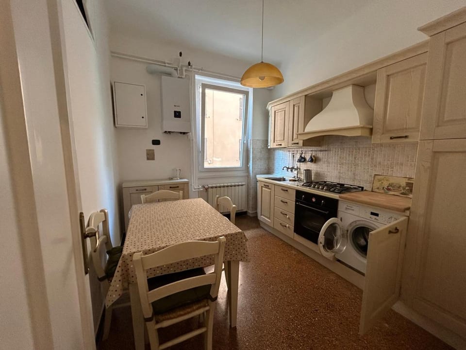 Kitchen or kitchenette, dishwasher, oven, toaster, washing machine