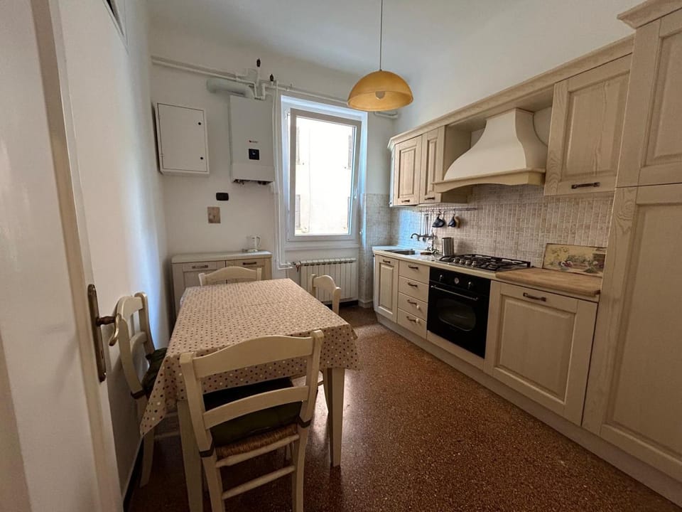 Kitchen or kitchenette, Dining area, dishwasher, oven, toaster, washing machine