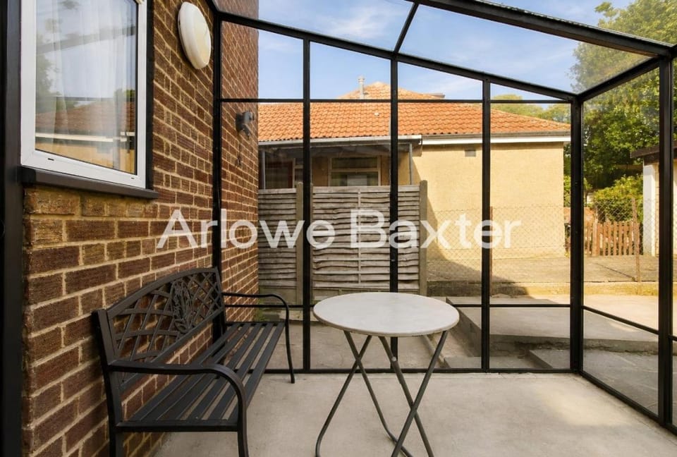 Stylish 3-Bedroom Garden Home, AC, Contractors and Families House in London