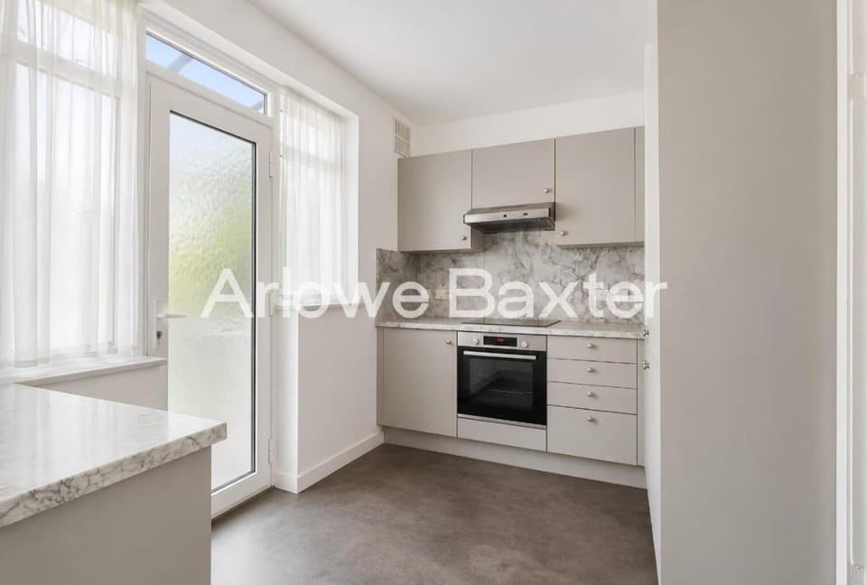 Stylish 3-Bedroom Garden Home, AC, Contractors and Families House in London