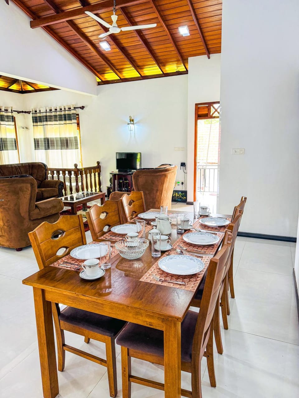 Restaurant/places to eat, Communal lounge/ TV room, TV and multimedia, Living room, Food and drinks, Seating area, Dining area, Food