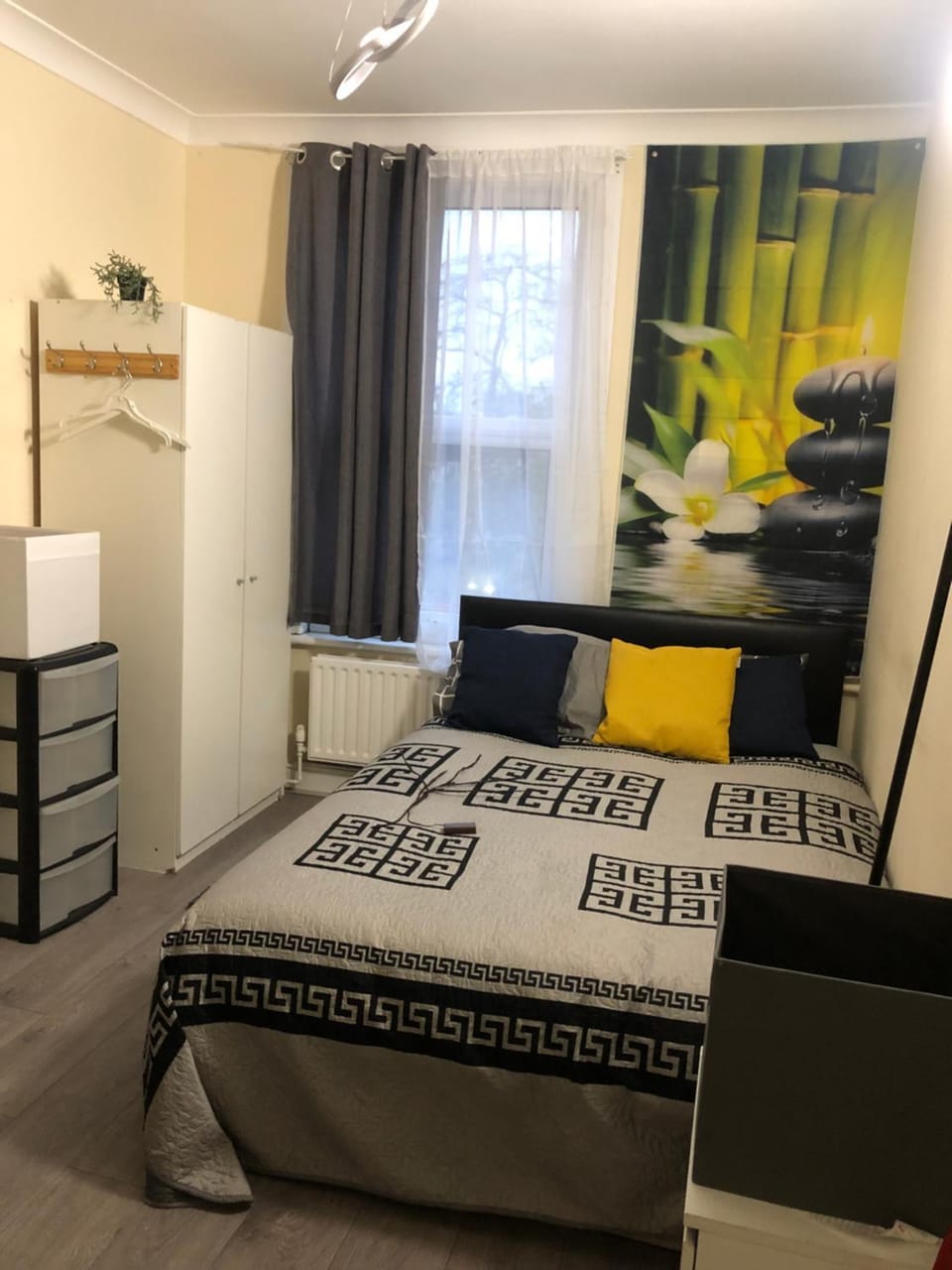 Grey room twin Apartment in London Borough of Lewisham