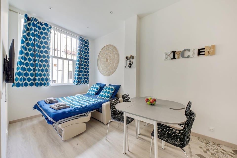 Bed, Living room, Dining area, Bedroom