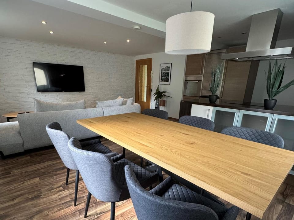 Communal lounge/ TV room, TV and multimedia, Living room, Seating area, Dining area, Evening entertainment