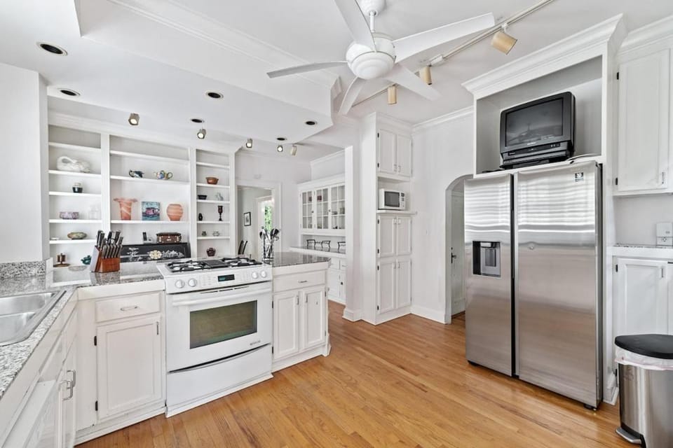 Kitchen or kitchenette, dishwasher, oven, pet friendly, stove