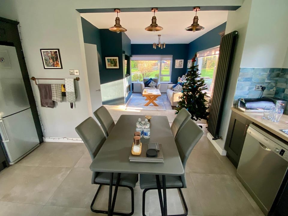 TV and multimedia, Living room, Seating area, Dining area, pet friendly