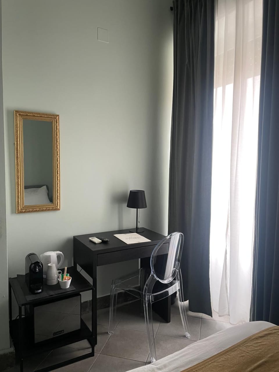 Photo of the whole room, hair dresser