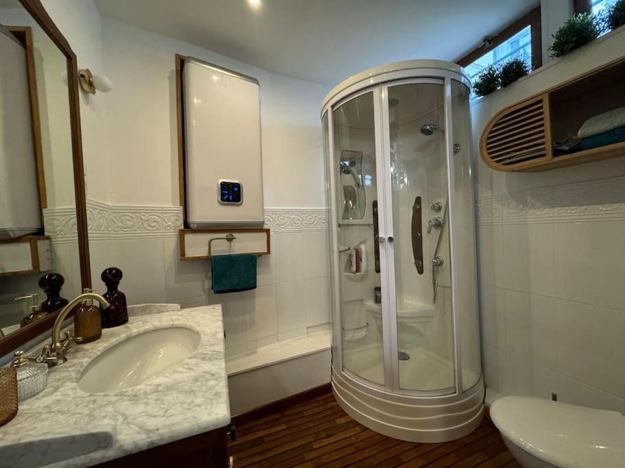 Shower, Bathroom, towels