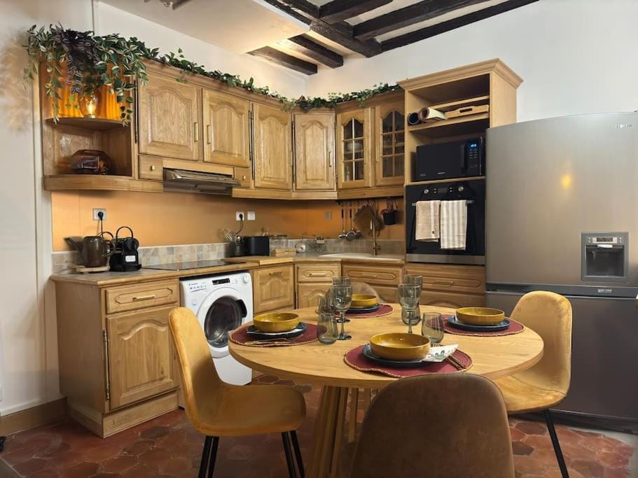 Coffee/tea facilities, Kitchen or kitchenette, oven, stove, toaster