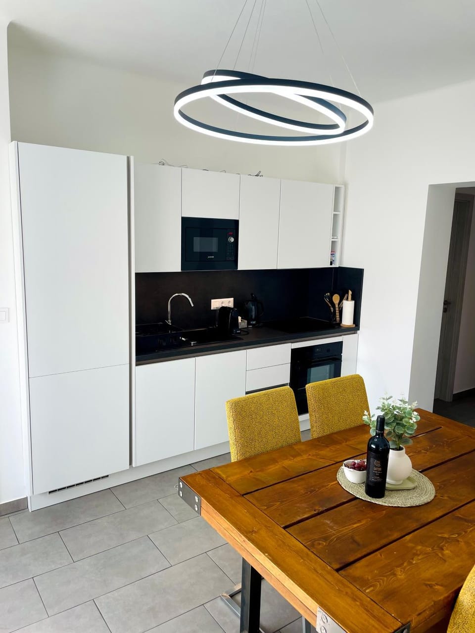 Coffee/tea facilities, Kitchen or kitchenette, Dining area, microwave, oven