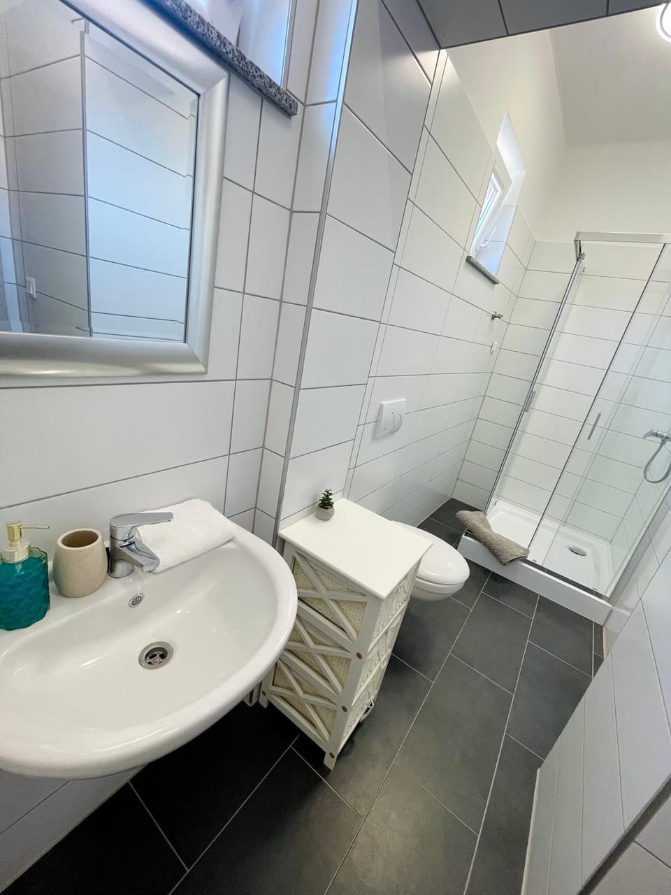 Shower, Toilet, Bathroom, towels