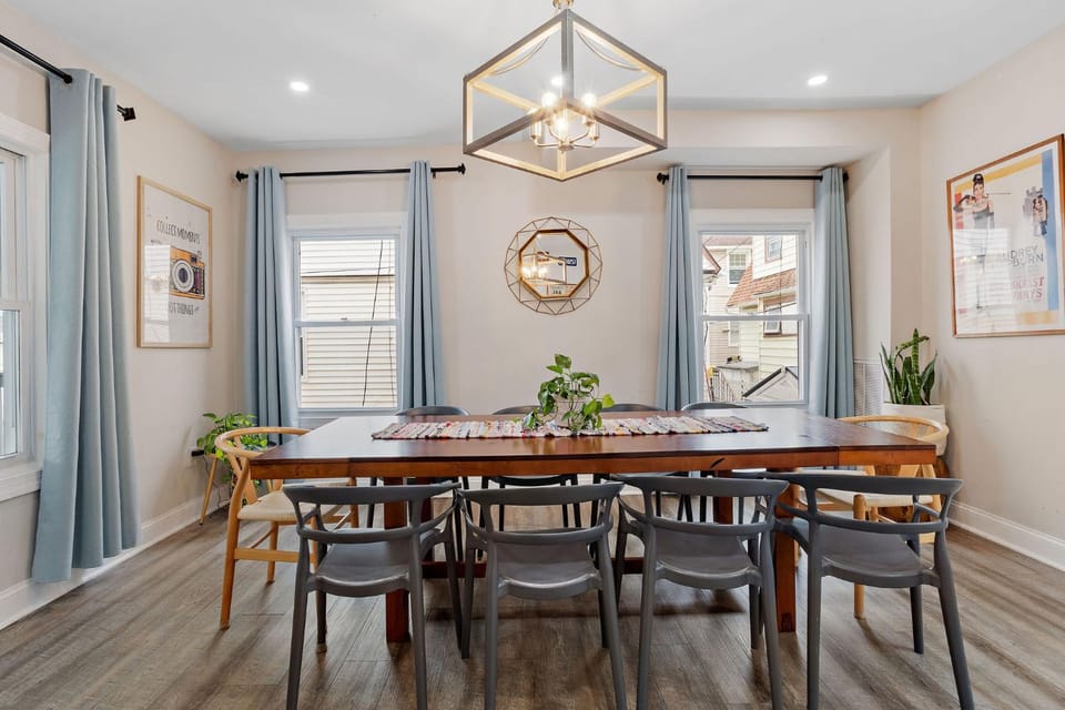 Beautifully Renovated 6BR 2BA 2 Blocks to Beach House in Ventnor City