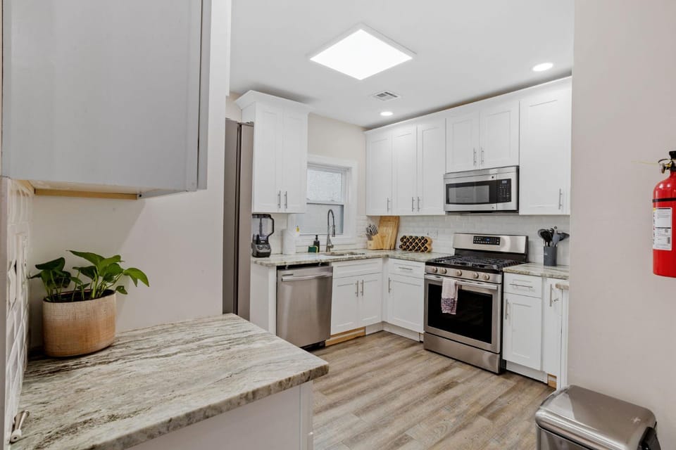 Beautifully Renovated 6BR 2BA 2 Blocks to Beach House in Ventnor City