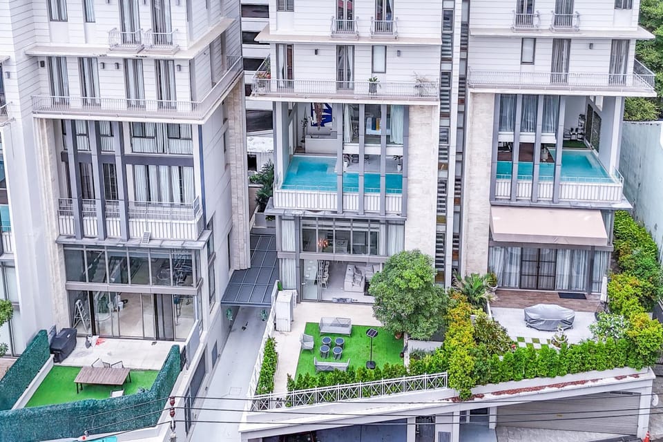 Property building, Balcony/Terrace, City view, Location