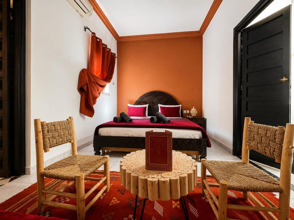 Bed, Living room, Photo of the whole room, Seating area, Bedroom