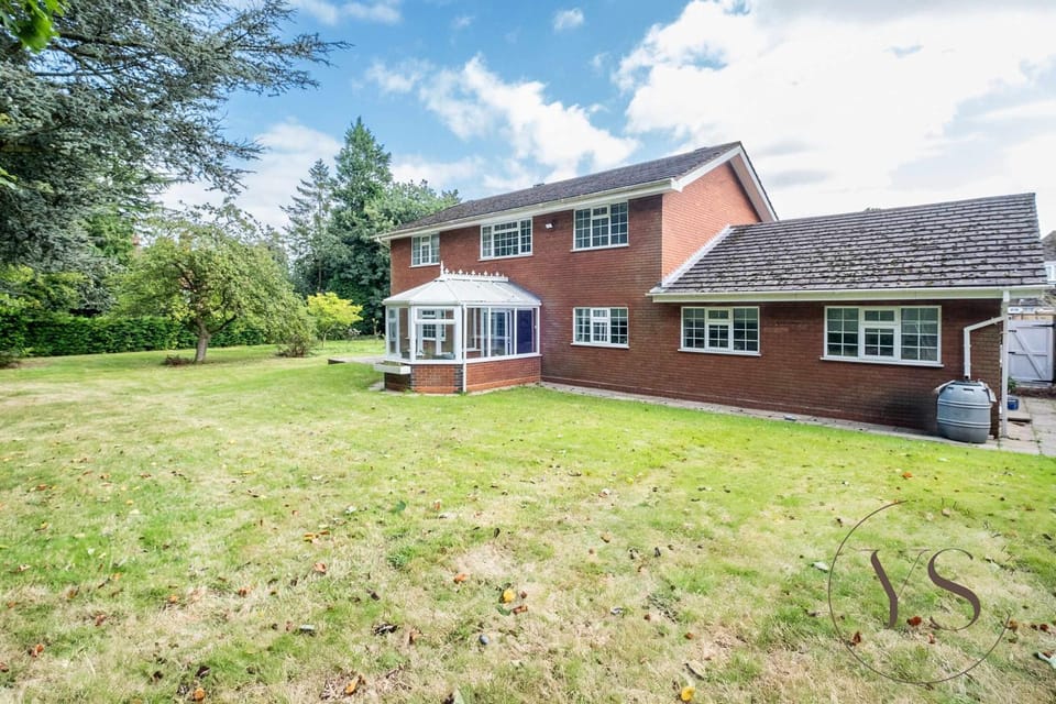 6BR Villa in Birmingham with Free Onsite Parking House in The Royal Town of Sutton Coldfield