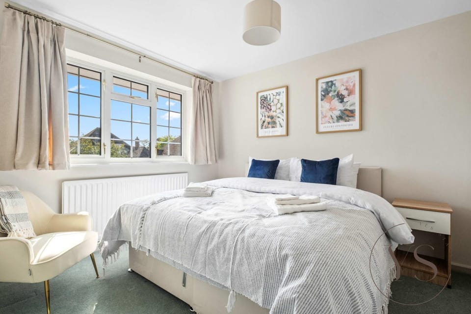 6BR Villa in Birmingham with Free Onsite Parking House in The Royal Town of Sutton Coldfield