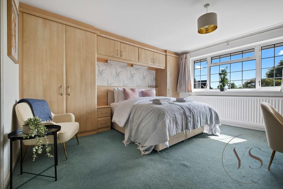 Spacious 6BR Villa in 32 Le More Birmingham with Free Onsite Parking House in The Royal Town of Sutton Coldfield