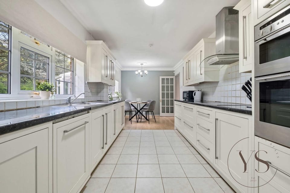 Spacious 6BR Villa in 32 Le More Birmingham with Free Onsite Parking House in The Royal Town of Sutton Coldfield