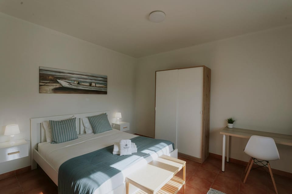 Bed, Living room, Photo of the whole room, Seating area, Bedroom