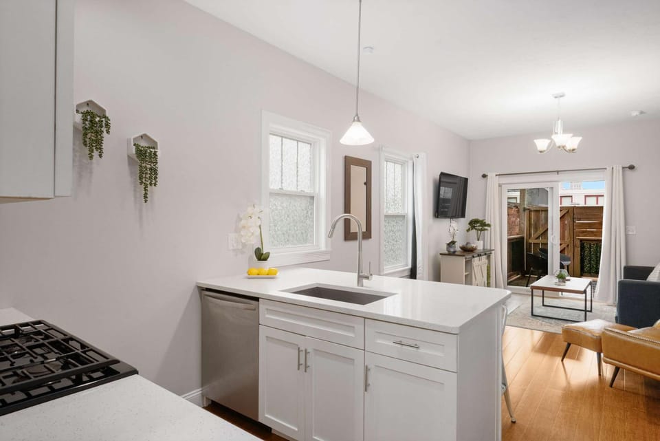 Jennifer's Modern Federal Hill Apt w Private Deck Apartment in Providence