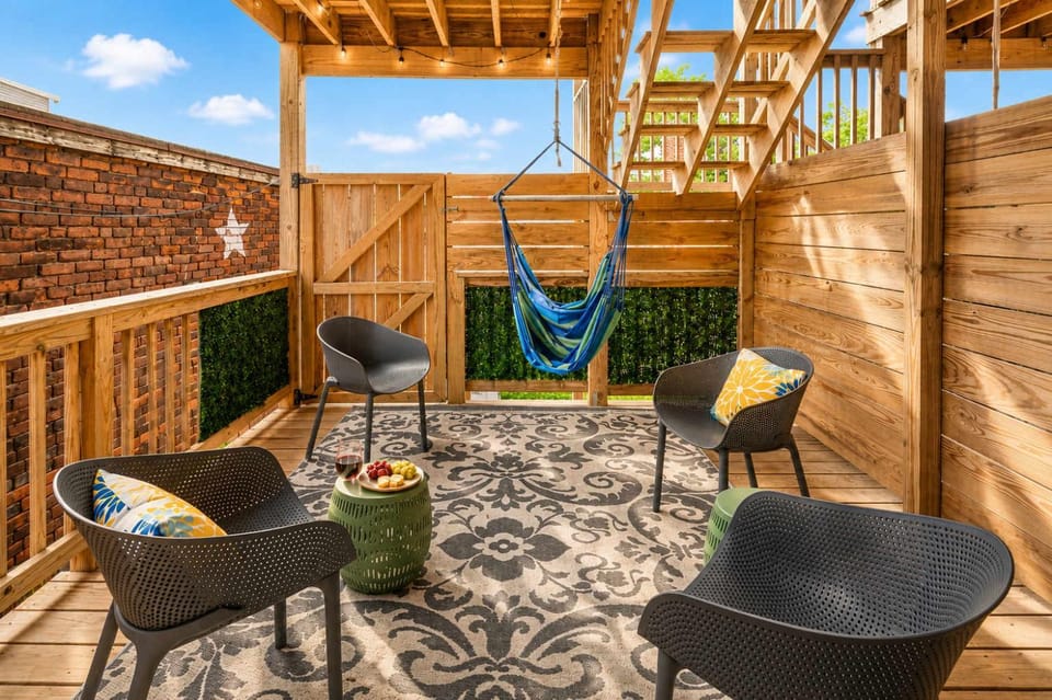 Jennifer's Modern Federal Hill Apt w Private Deck Apartment in Providence
