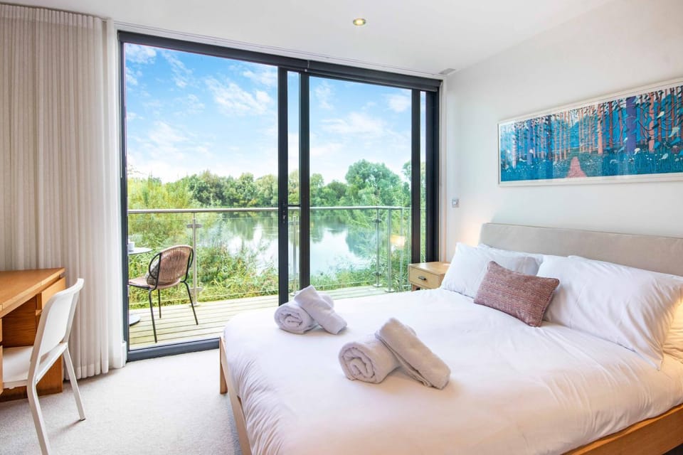 Balcony/Terrace, Bedroom, Lake view