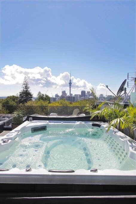 Entertainers penthouse with 5 bedrooms pool & spa Apartment in Auckland