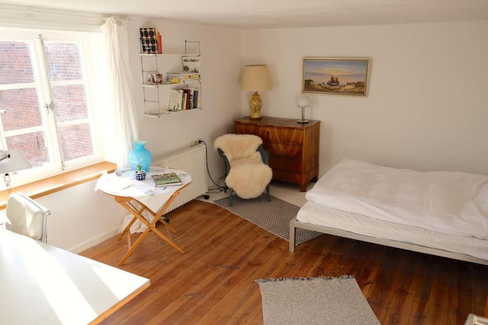 Photo of the whole room, Seating area, Bedroom