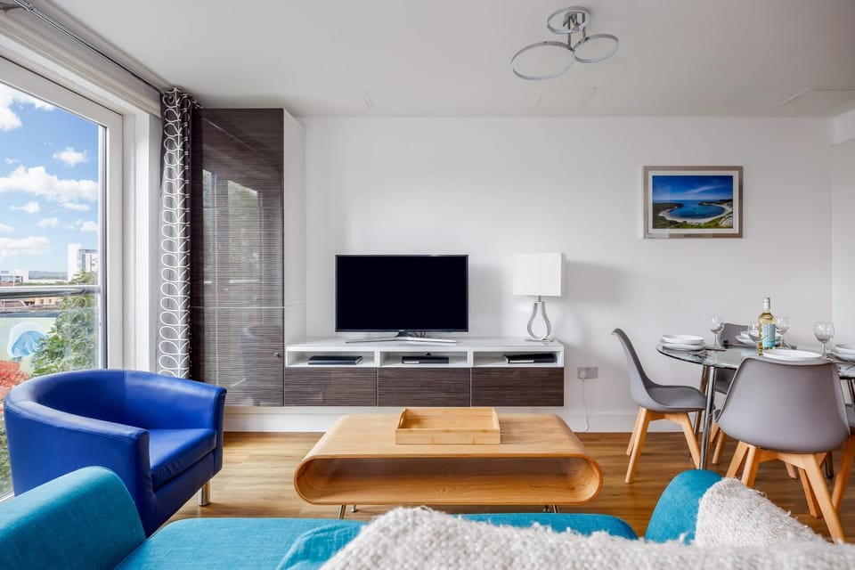 TV and multimedia, Living room, Seating area, Dining area