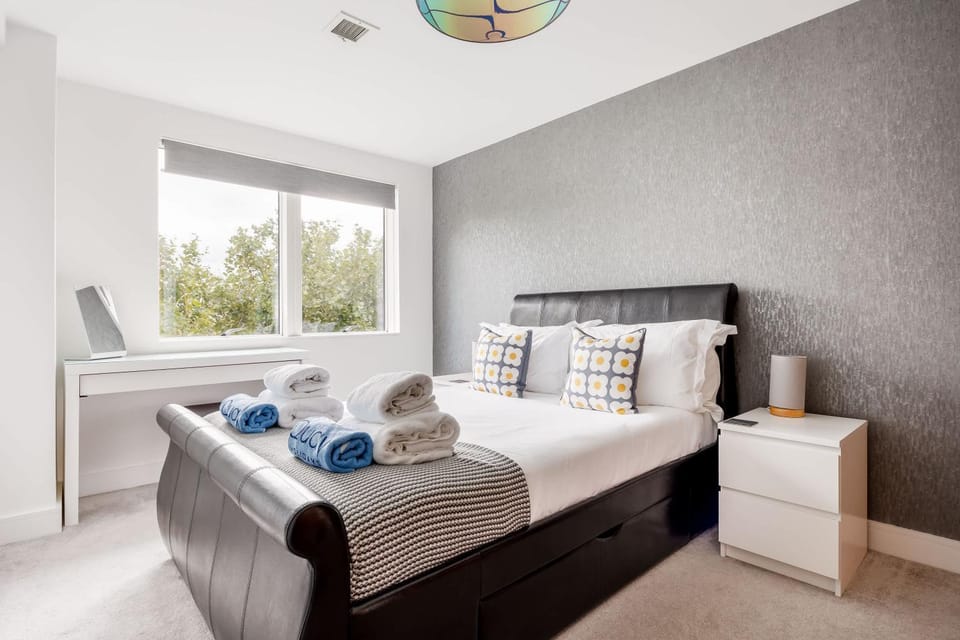 Bed, Bedroom, towels