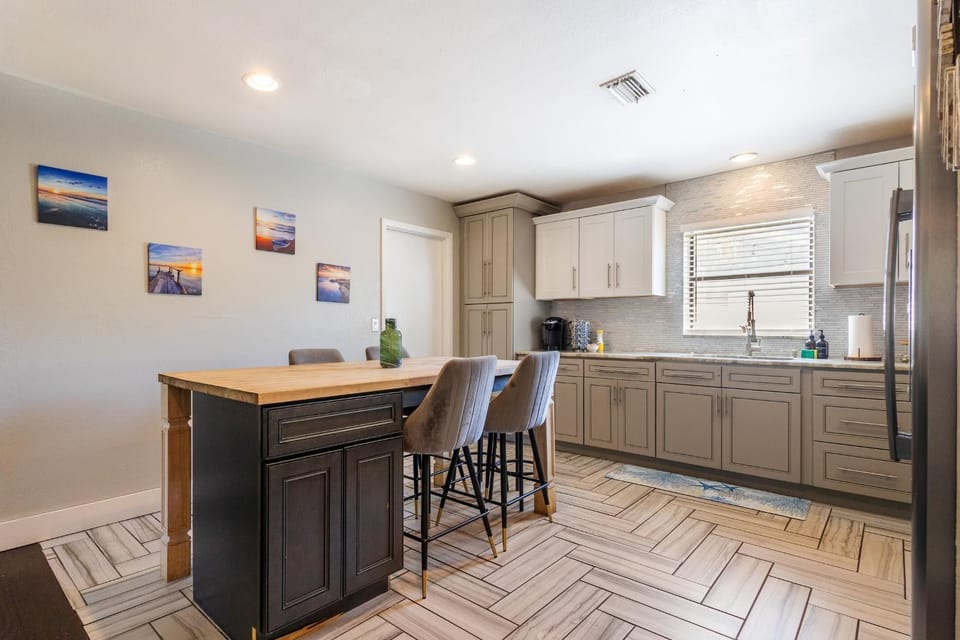 Kitchen or kitchenette, Dining area, stove