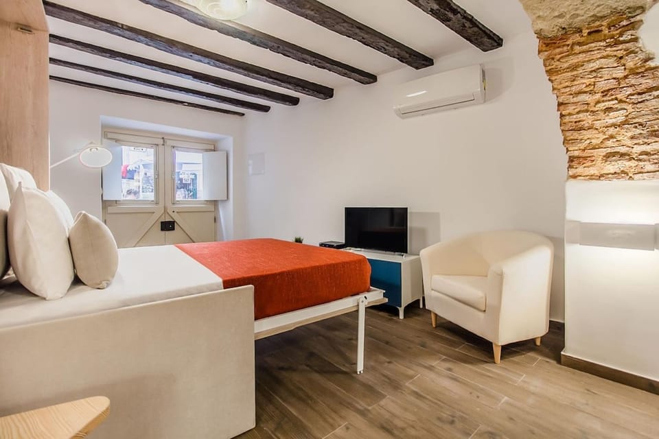 Bed, TV and multimedia, Living room
