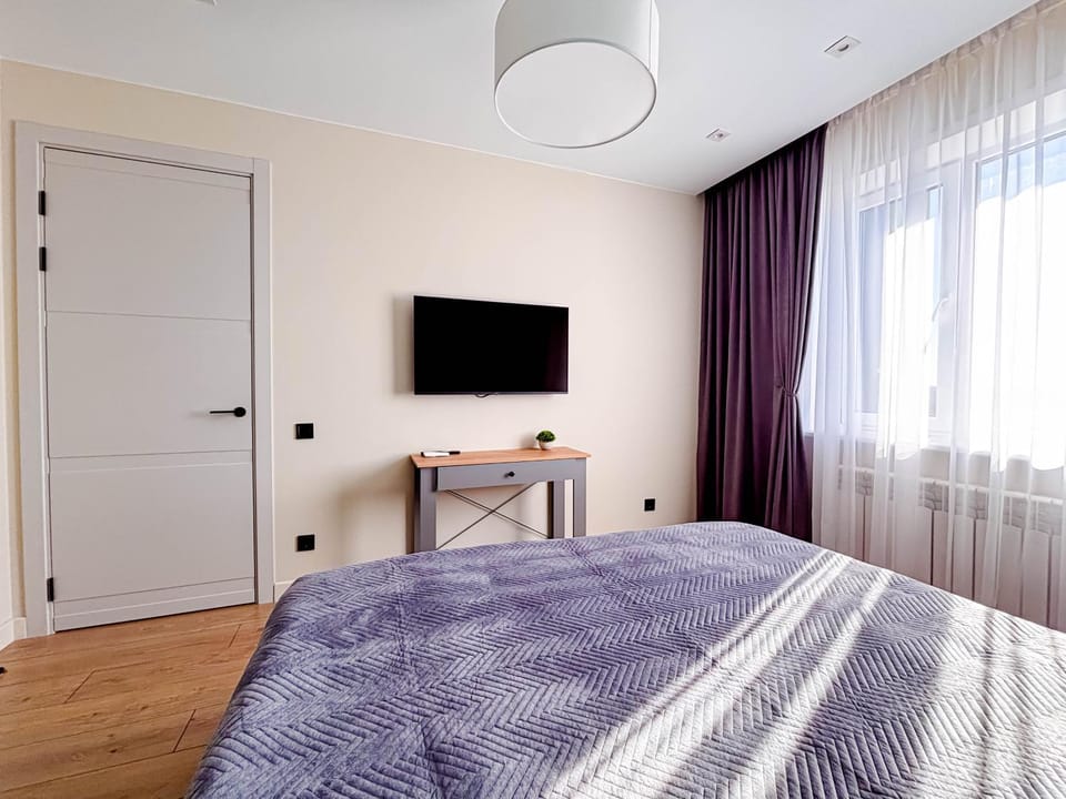 Bed, TV and multimedia, Photo of the whole room, Bedroom