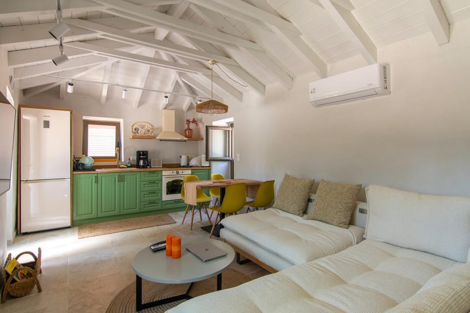 Coffee/tea facilities, Kitchen or kitchenette, Living room, Seating area, Dining area, oven, stove