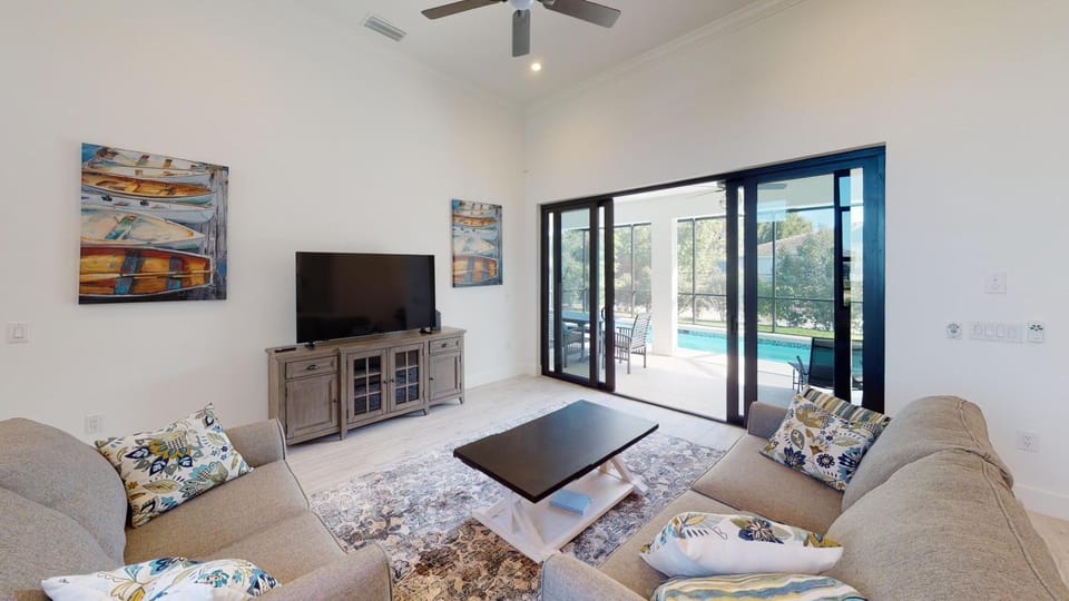 Inland home with pool and walk to Park/Museum/Library House in Marco Island